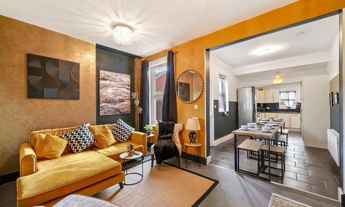 Stuppington House | The Martyrs Colorful Canterbury House with Hot Tub