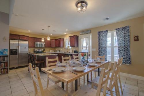 Manhattan House | The Matterhorn Cozy Quiet 4 Bedroom Family Home