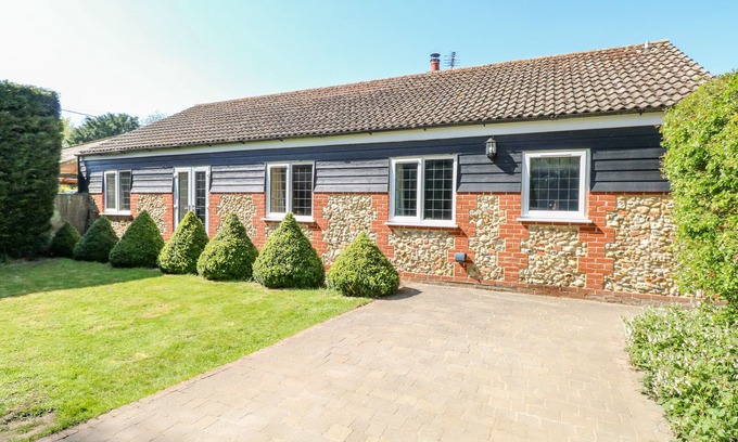 Billingford Cottage | THE MEADOWS COTTAGE, pet friendly, with open fire in Billingford