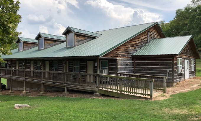 Eucha Hotel | The Meadows Lodge is a Hotel style lodge with 8 rooms and 2 suites available.
