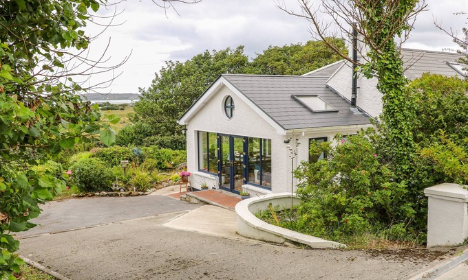 Maghery Cottage | THE MERMAID, pet friendly, with open fire in Dungloe, County Donegal
