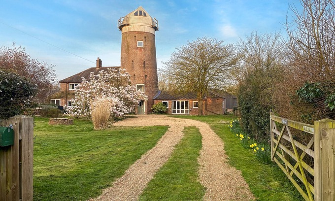 Hindolveston House | The Mill House - Four Bedroom House, Sleeps 8