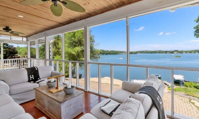 Lauderdale Lakes House | The Mill-Lauderdale Lake Luxury |Breathtaking Views |Kayaks |15 Minutes to Skiing |Pier |Firepit