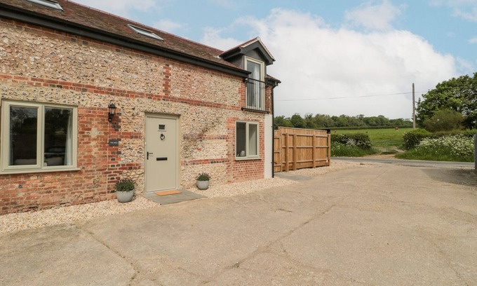 Thornicombe Cottage | THE MILL, pet friendly, with hot tub in Blandford Saint Mary