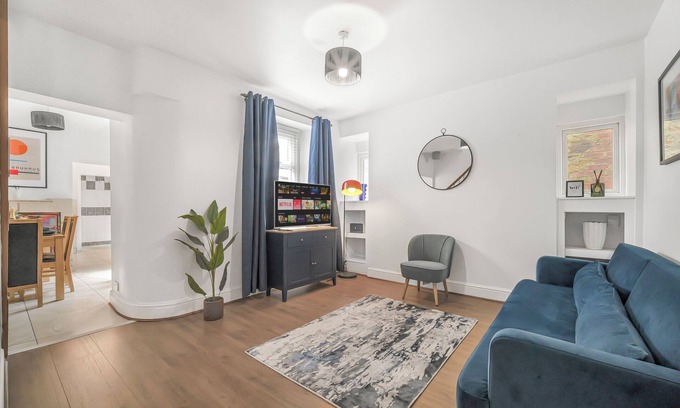 Llwchwr House | The Modern Cwtch House - Swansea