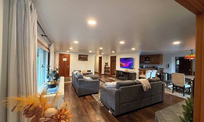 Huffman - O' Malley Cabin | The Moose Pad, Rustic Luxury, serene setting, Spacious 4bed/2bath, Sleeps 12+