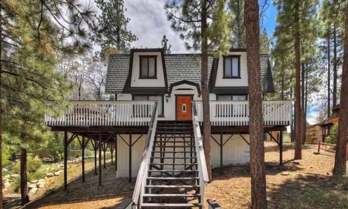 Fox Farm Cabin | The Mountain Treehouse + Jacuzzi + Large Backyard!