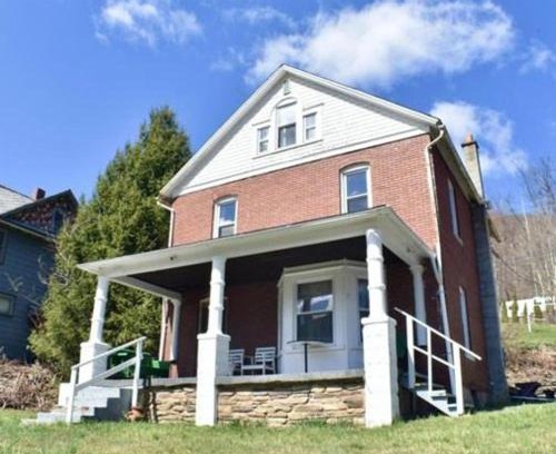 Renovo House | The Mountain View HomeStead Suite