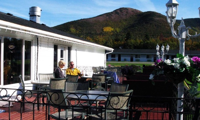 Pleasant Bay Hotel | The Mountain View Motel & Cottages