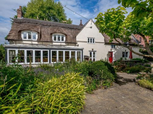 Irstead House | The Mowle