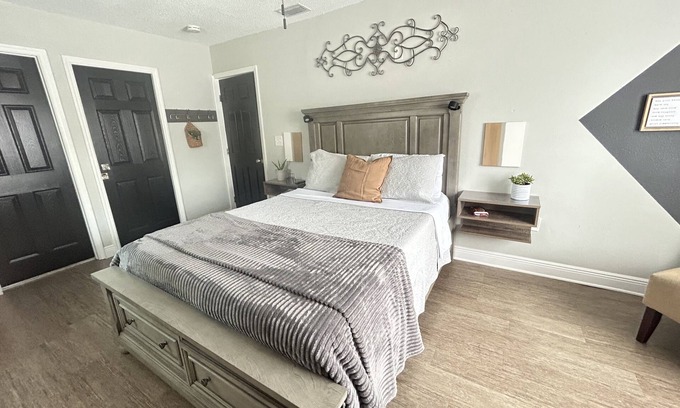 East Tampa Apartment | The M’s Cozy Corner