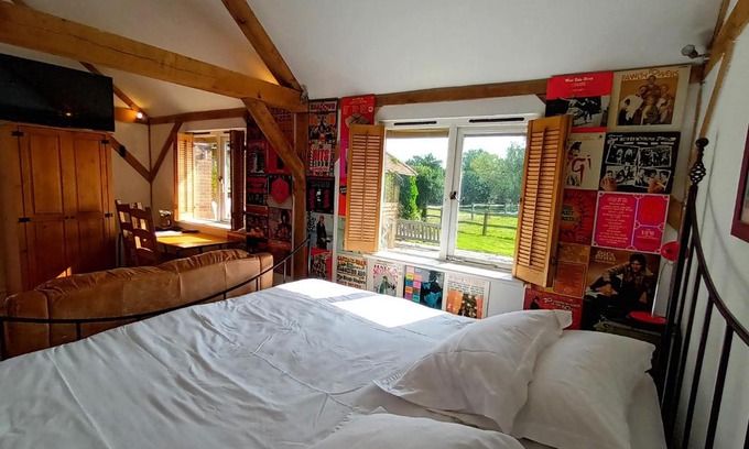 Haslemere Apartment | The Music Room - Kingsize Double Oak Studio - Sleeps 2 - Quirky - Rural