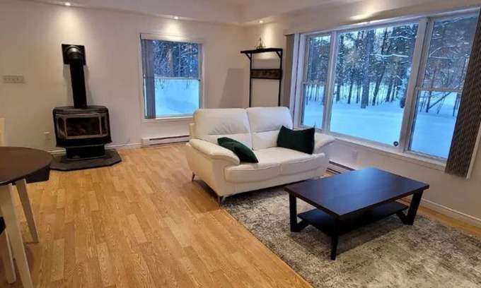 Huntsville House | The Muskoka Room Huntsville with Hot Tub