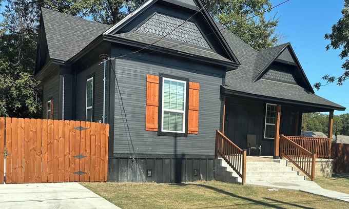 East Riverside House | The Mustard Seed Cottage-Charming 3-BR Craftsman conveniently located downtown!