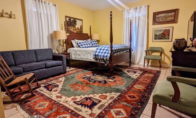 Buena Vista House | The Myrtle Room at The Town House Inn - Guesthouse