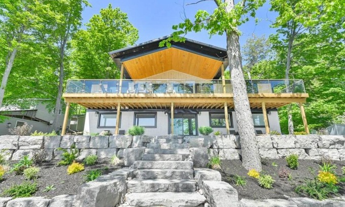 Centre Hastings Villa | The North Shore - Waterfront Cottage