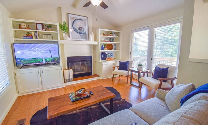 Fayetteville House | The Oak House - 1 mi from DT Fayetteville and UofA