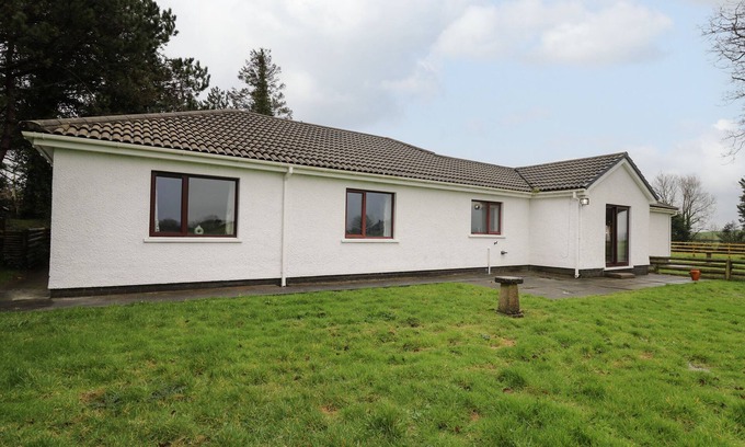 Saint Clears Cottage | THE OAKS, pet friendly, with a garden in St Clears