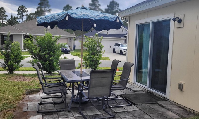 Yulee House | The Ocean Sunflower Cottage 🌻Conviently located to beaches, airport & shopping.