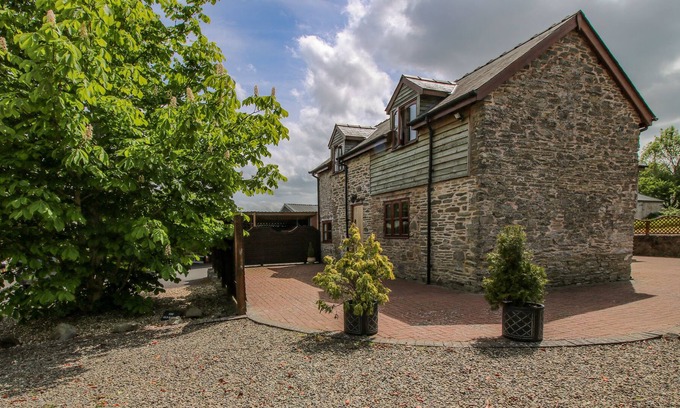 Bishops Castle Cottage | THE OLD BARN, family friendly, with hot tub in Bishop's Castle