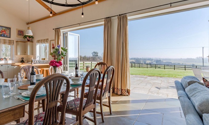 Witney Cottage | The Old Barn, Witney - sleeps 6 guests in 3 bedrooms