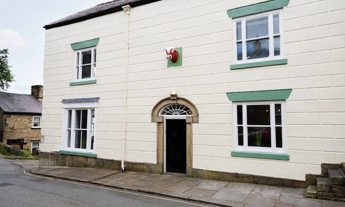 Chapel en le Frith House | THE OLD BULLS HEAD, pet friendly, with hot tub in Chapel-En-Le-Frith