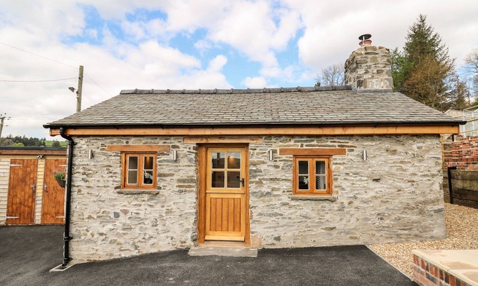 Tirabad Cottage | THE OLD COBBLERS SHOP, romantic, with hot tub in Llandrindod Wells