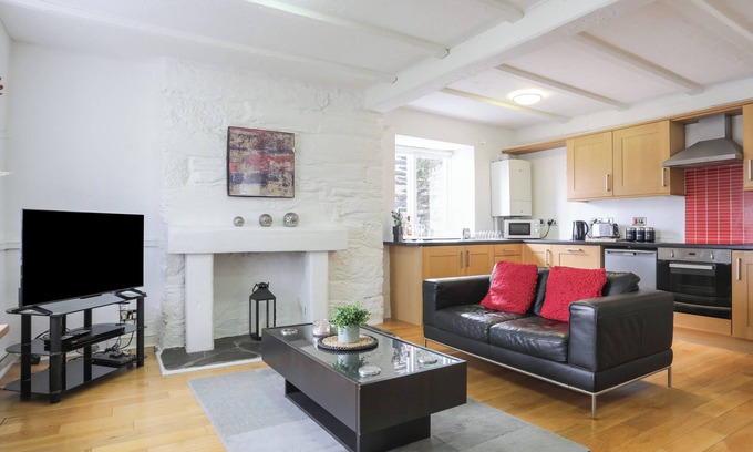 Borth-y-Gest Cottage | THE OLD CORNHILL, pet friendly, with a garden in Porthmadog