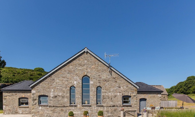 Kidwelly Apartment | The Old Cow Shed (sleeps 16)