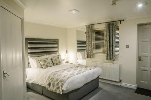 Warwick House | The Old Fourpenny Hotel