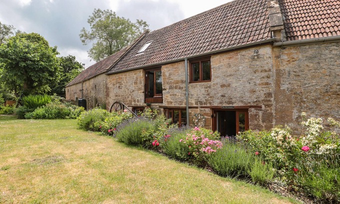 South Perrott Cottage | THE OLD GRANARY, family friendly, with a garden in Crewkerne