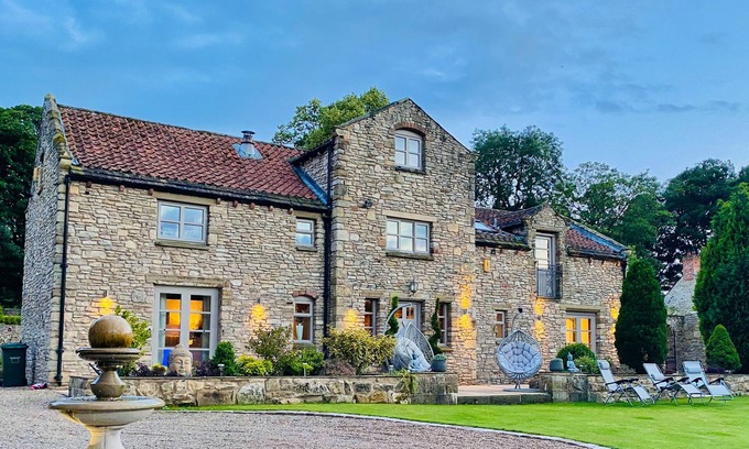 Womersley Cottage | THE OLD GRANARY, pet friendly, with hot tub in Kirk Smeaton