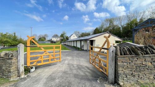 Ynysddu Apartment | The Old Mountain Stables Caerllwyn Ganol Farm