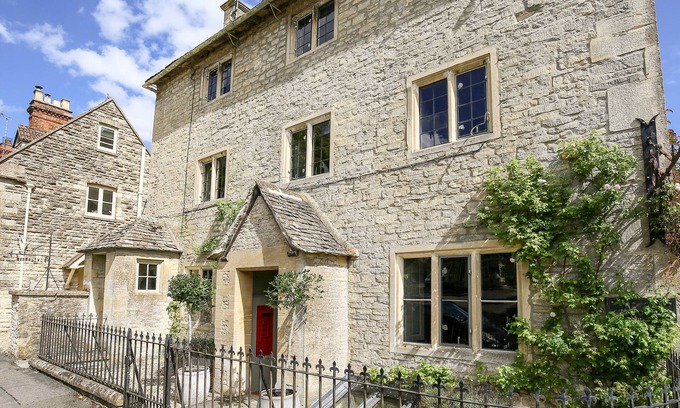 Coln St Aldwyns Cottage | THE OLD POST OFFICE, pet friendly, with open fire in Coln St Aldwyns