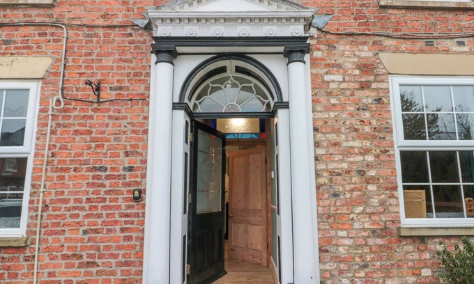 Shipton Cottage | THE OLD POST OFFICE, pet friendly, with hot tub in York