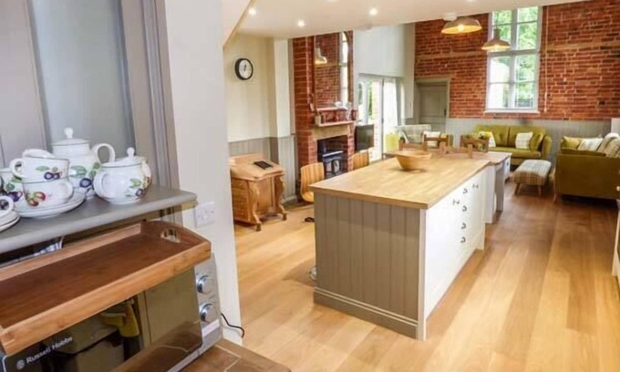 Hatton Cottage | THE OLD SCHOOL, family friendly in Hatton, Lincolnshire