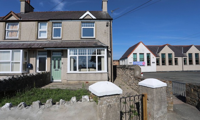 Bodorgan Cottage | THE OLD SCHOOL HOUSE, pet friendly, with hot tub in Bodorgan