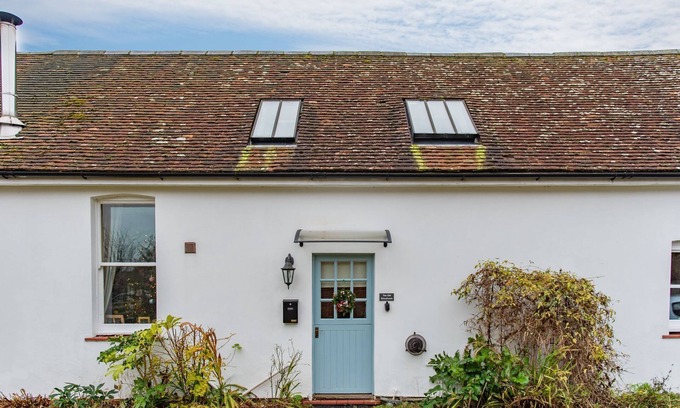 Waltham Cottage | The Old Schoolroom by Bloom Stays - sleeps 4 guests in 2 bedrooms