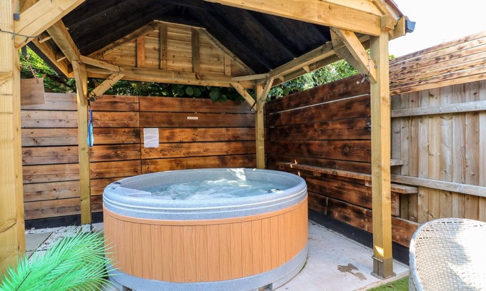 Rugeley Cottage | THE OLD SMOKEHOUSE, family friendly, with hot tub in Rugeley