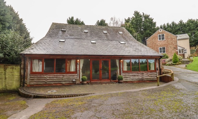 Ross-on-Wye Cottage | THE OLD STABLES, pet friendly, with a garden in Upton Bishop
