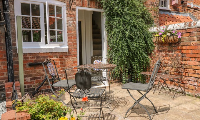 Newark Cottage | THE OLD SWEET SHOP, family friendly, with a garden in Newark-On-Trent