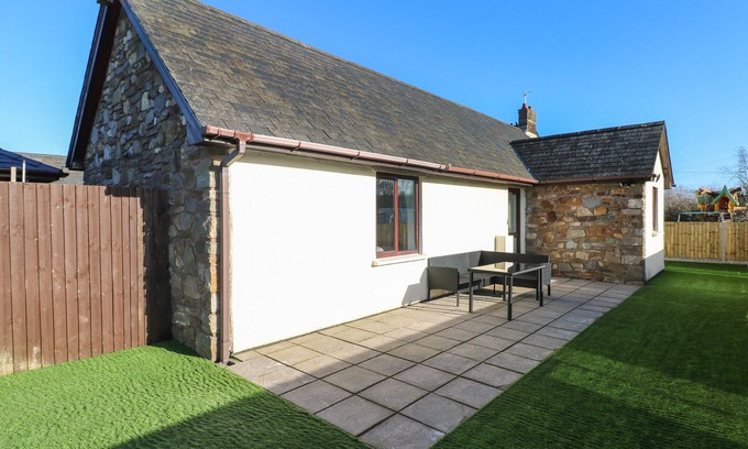 Draethen House | THE OLD WELL BUNGALOW - TY MAWR FARM, pet friendly in Cardiff