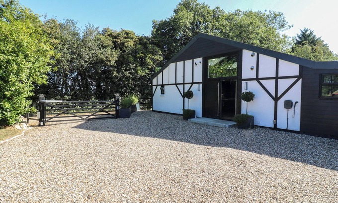 Sittingbourne Cottage | THE OLD WORKSHOP, family friendly, with hot tub in Harrietsham