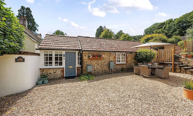 Charmouth Cottage | The Orangery - sleeps 6 guests in 3 bedrooms