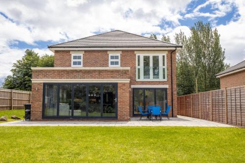 Winshill House | The Orchard - Spacious 5 Bed