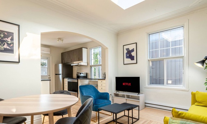 Youville Apartment | The Orchid | Office | WIFI | TV | Balcony | Park