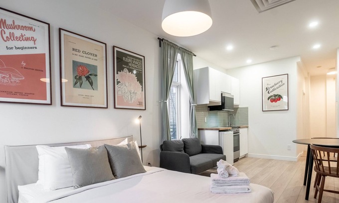 Plateau Mont Royal Apartment | The Oscar Peterson Studio | AC | TV | Near a Metro