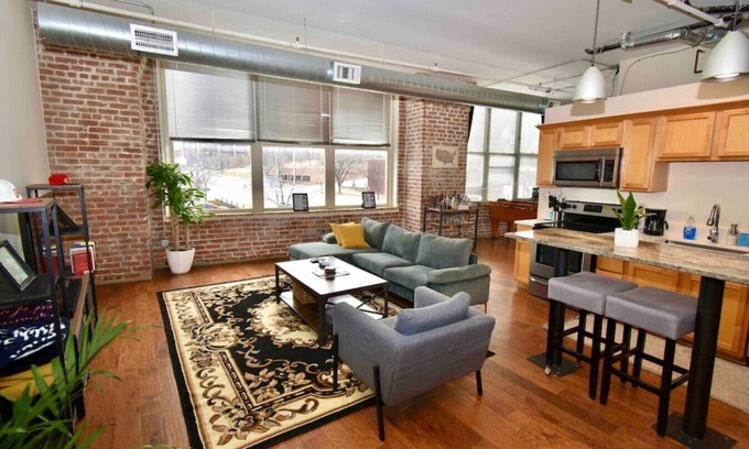 Downtown Kansas City Apartment | ★ THE PAD ★ KING BED ★