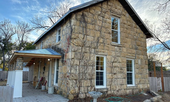 Hays Cottage | The Parsonage 1873 - cozy, unique, near downtown