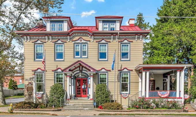 Annville House | The Patriot House Near Hersheypark, LVC, Mt. Gretna, Renaissance Faire!